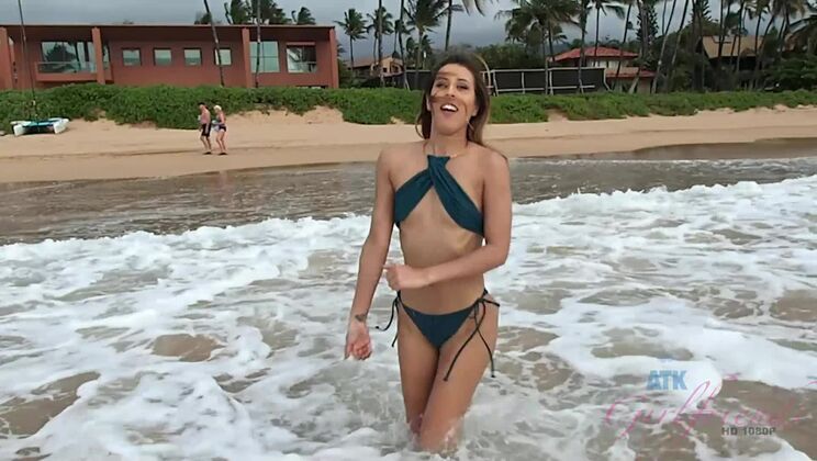 Demi pees and sucks your cock on the beach