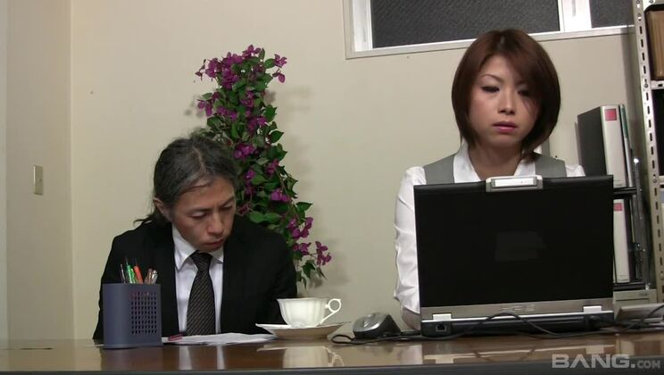 Japanese manager gets used by her coworker