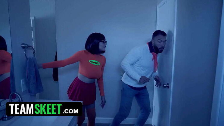 Velma and Fred's Spooky Mystery: Cosplay Fun Turns X-Rated! 