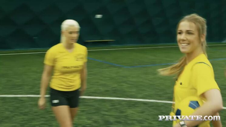 Alexis Crystal, a sexy referee addicted to DP