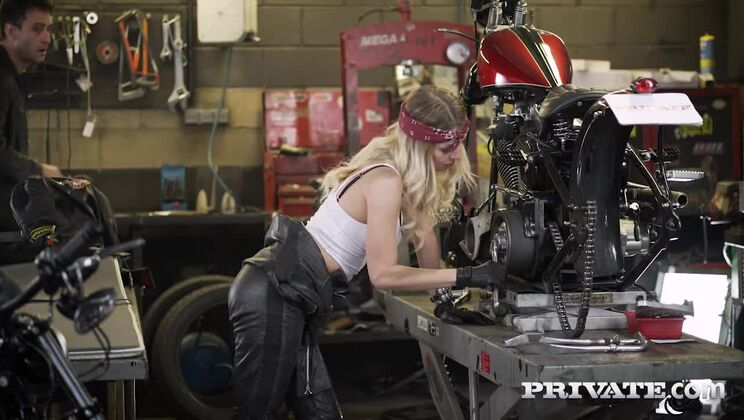 Biker chick Natalia Starr Wants Fuck & Anal