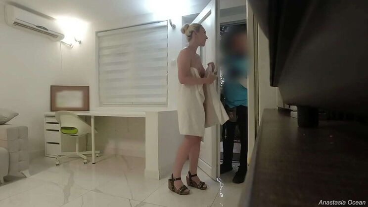 Blonde Bombshell Drops Towel in Front of Delivery Guy