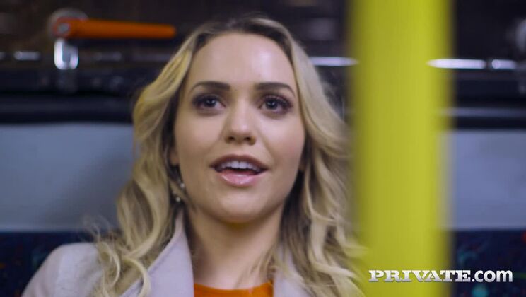 Mia Malkova Sucks for a Facial