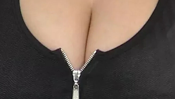 Julia Miles Shows Off Her Huge Natural Tits in Hot German Amateur Video