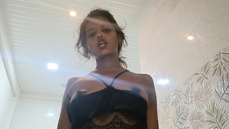 Desi Bhabhi Priya Gives Deep Throat Blowjob to Devar - Indian Homemade Sex