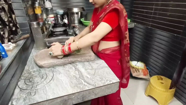 Indian Bhabhi Cures Pussy Itch With Brother-In-Law's Big Cock in Kitchen - Homemade HD