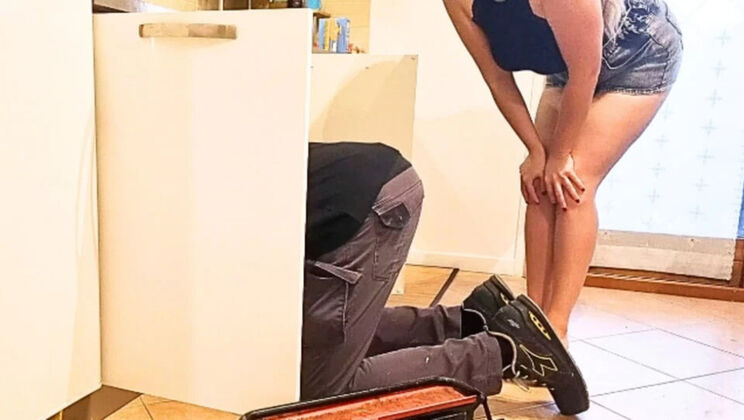 Amateur Italian Wife Cheats With Hot Plumber In Kitchen - Cuckold Desire