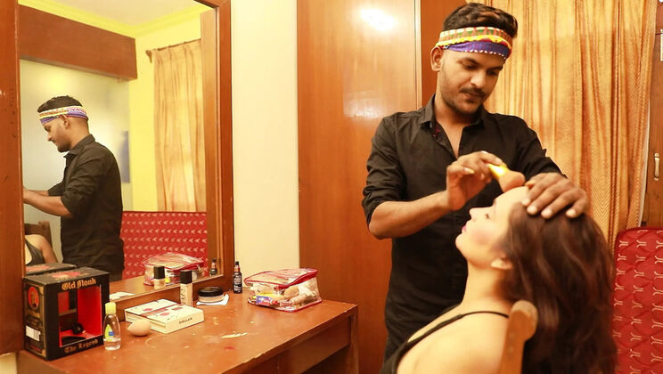 Devar caught stepmom and stepsister in makeup fun - Indian homemade fingering and cum on feet