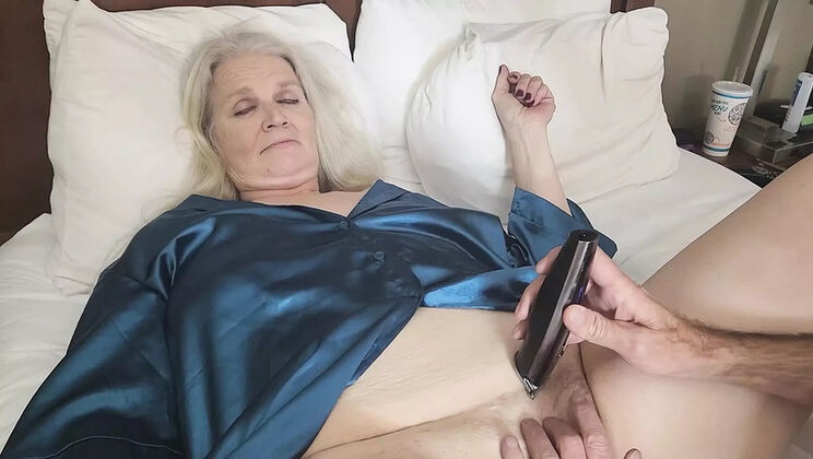 Best Friend Shaves My Pussy - Amateur Blonde MILF Cougar Action