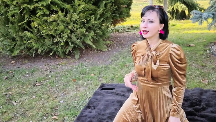 Amateur MILF Wanilianna Teases in Garden Outdoor Solo HD