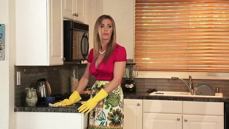 Hot Lesbians Tanya Tate and Elaina Raye Lick Pussy in Horny Teen MILF Scene