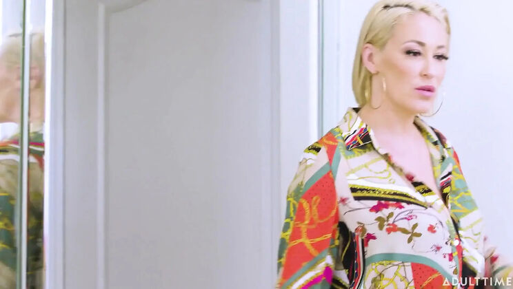 MILF Ryan Keely Rescues Aaliyah Love Stuck in Tub - Wet Lesbian Pussy Eating & Bathroom Sex