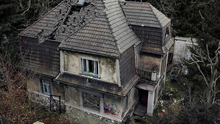 Family Dinner Turns Kinky - Anna de Ville & Brittany Bardot Hardcore Threesome