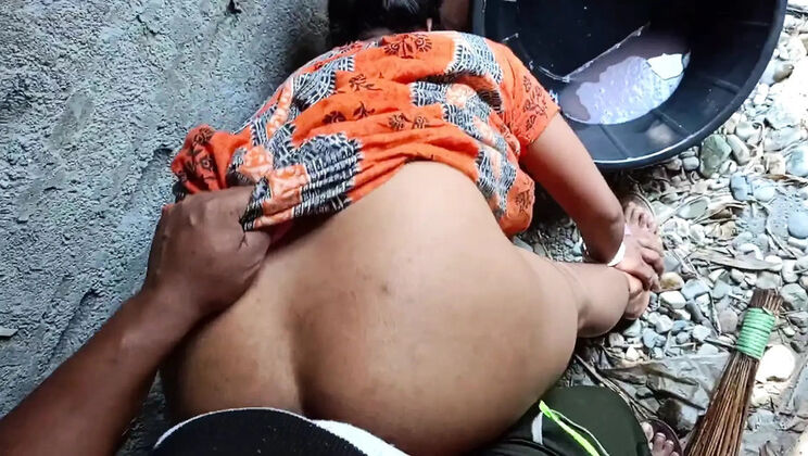 Desi Bhabhi Outdoor Bathroom Fuck - Doggy Style with Long Hair Indian Aunty New Video