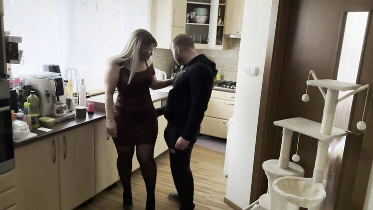 Christy X Taylor Bangs the Pizza Guy, Steals His Cash