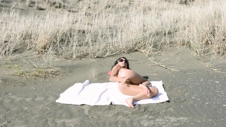 Wyld Yasmin Takes a Big Dick on a Public Beach