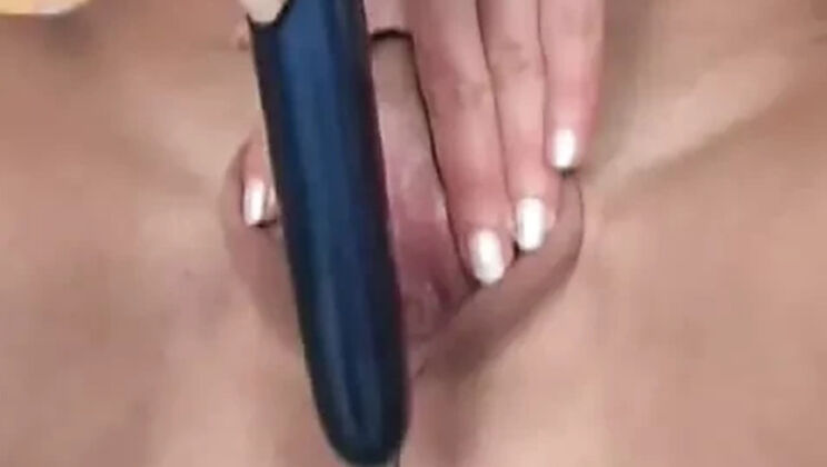 Simone Shine plays with her tight pussy hole