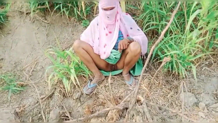 Village Bhabhi Outdoor Sex Video – Hot Desi Aunty Fucking Hardcore