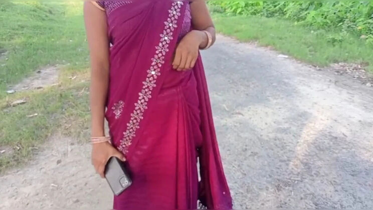 Village Bhabhi Fucks Her Husband on Road